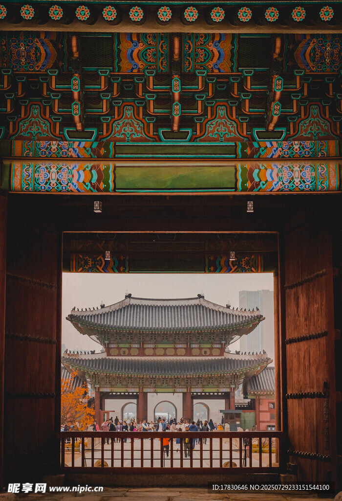 透过古门看中式传统建筑