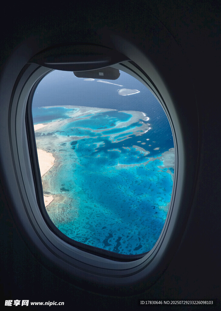 飞机舷窗中的云海美景