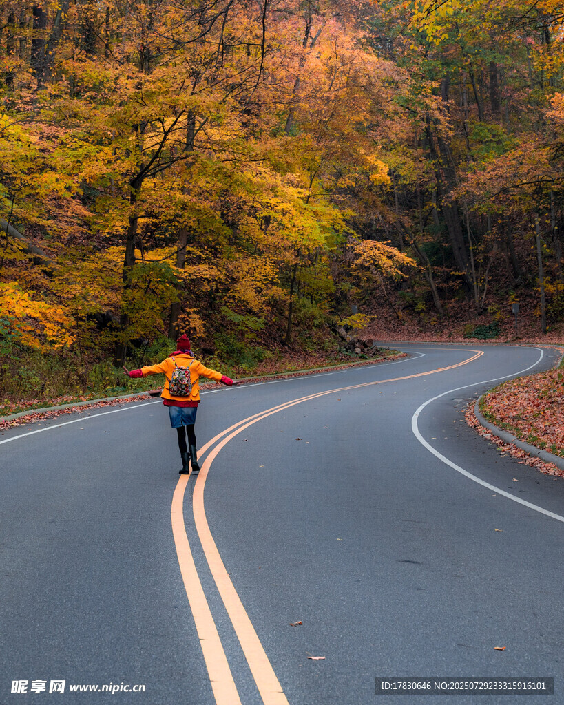 秋日公路上的独行者
