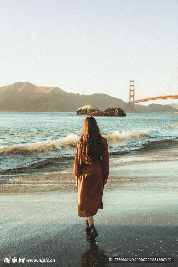 女子海边漫步赏景