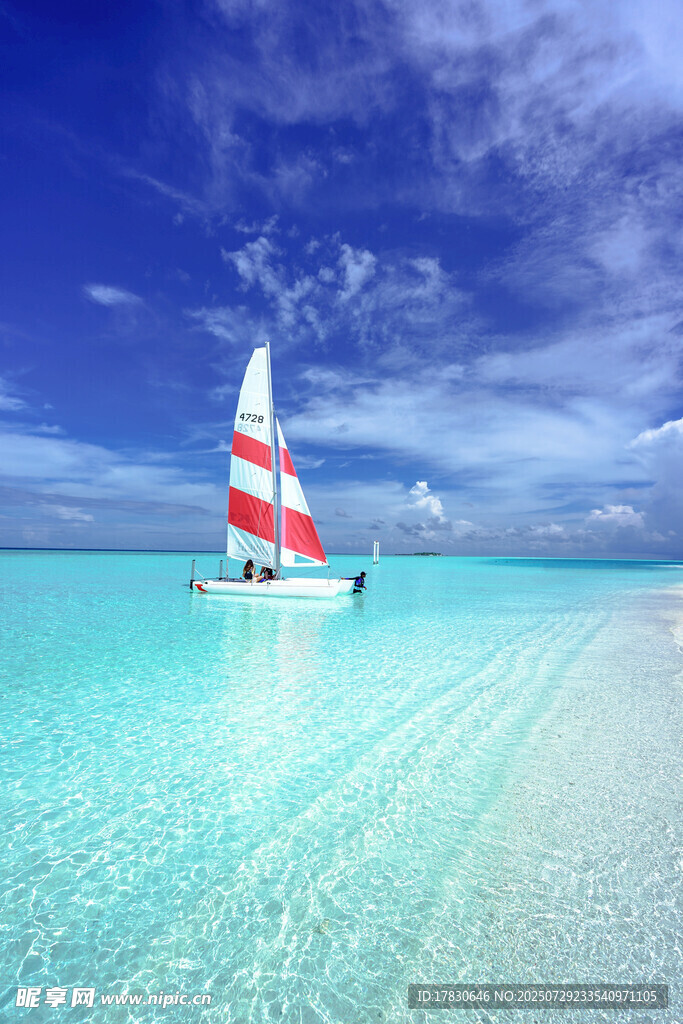 碧海蓝天中的帆船美景