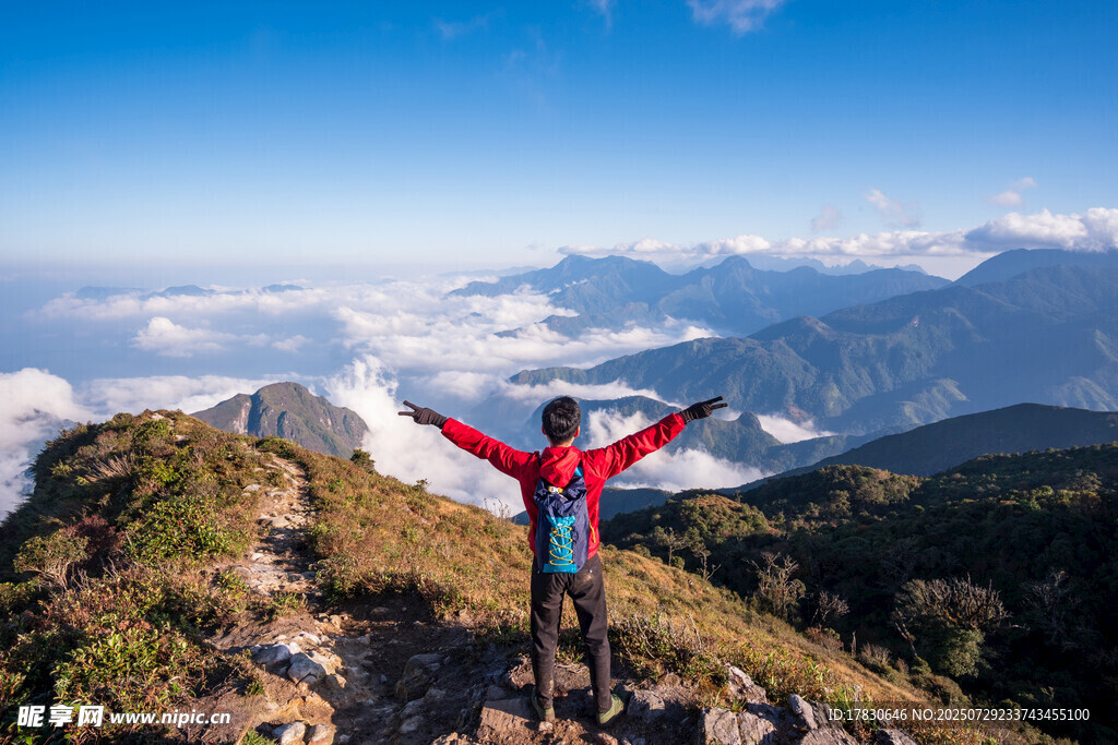 山顶欢呼的徒步旅行者