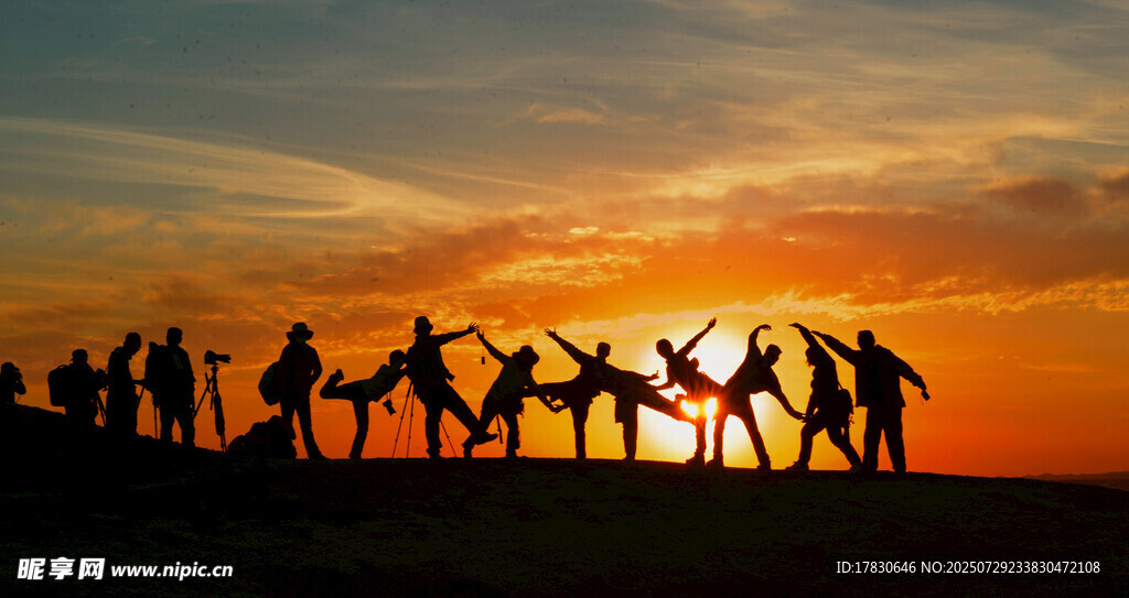 夕阳下的团队欢乐剪影