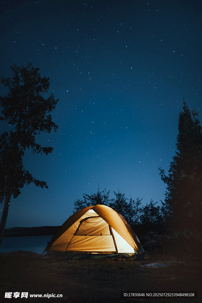 夜晚湖畔点亮的露营帐篷