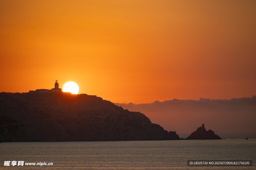 日落山头灯塔美景