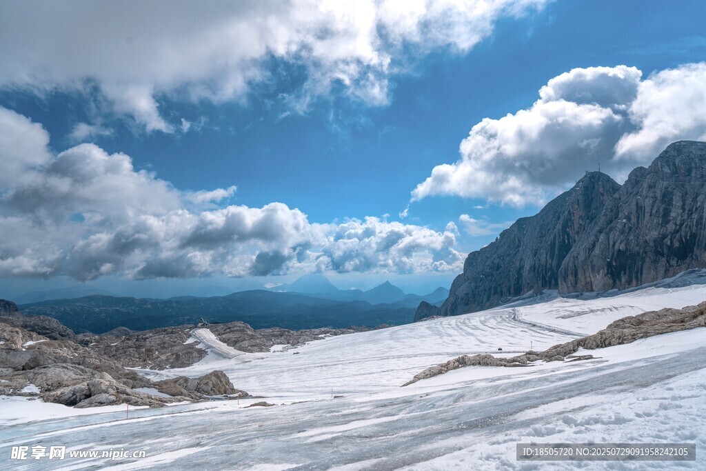 雪山云海壮丽风光