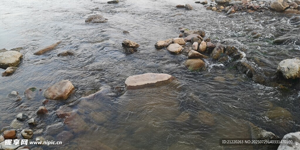 潺潺溪水