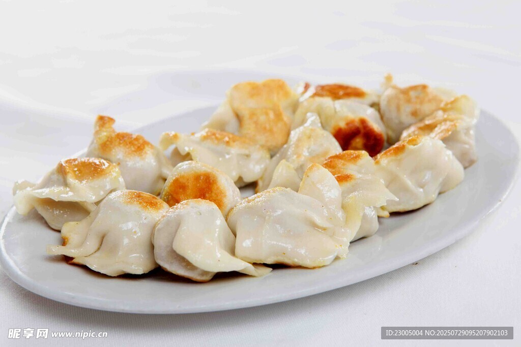 美味煎饺摆放在盘中