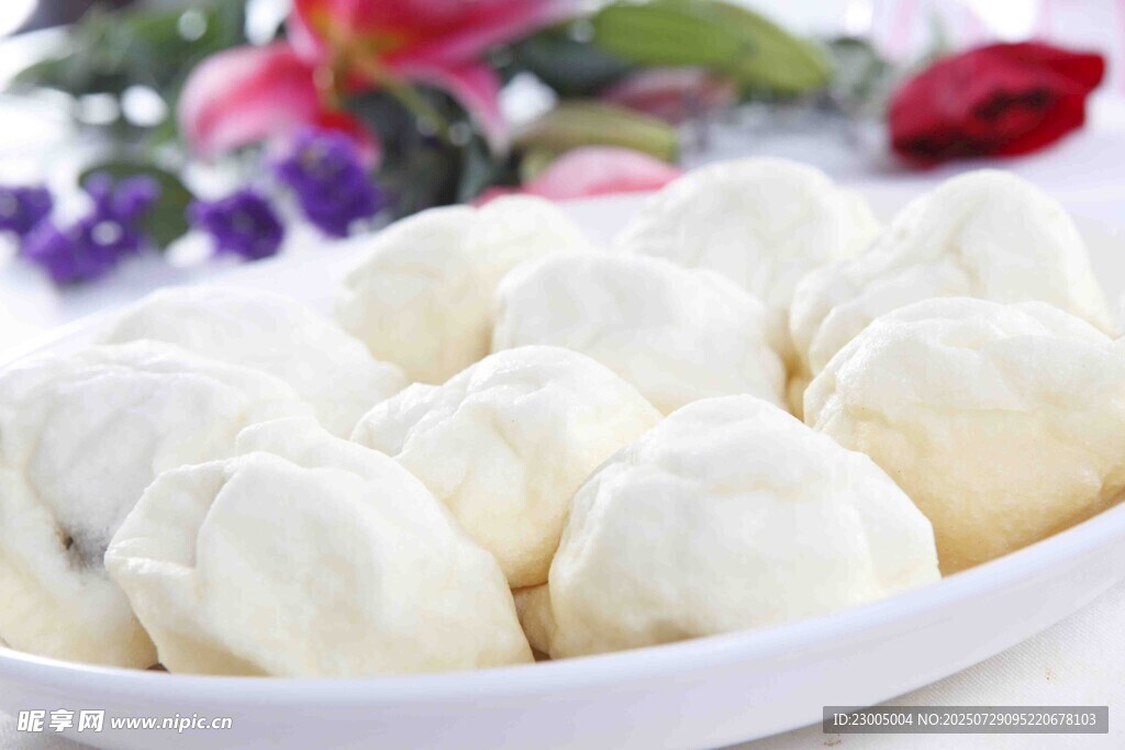 一盘美味的白胖包子