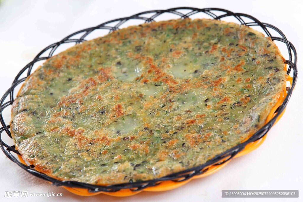 蔬菜煎饼置于黑色网篮中