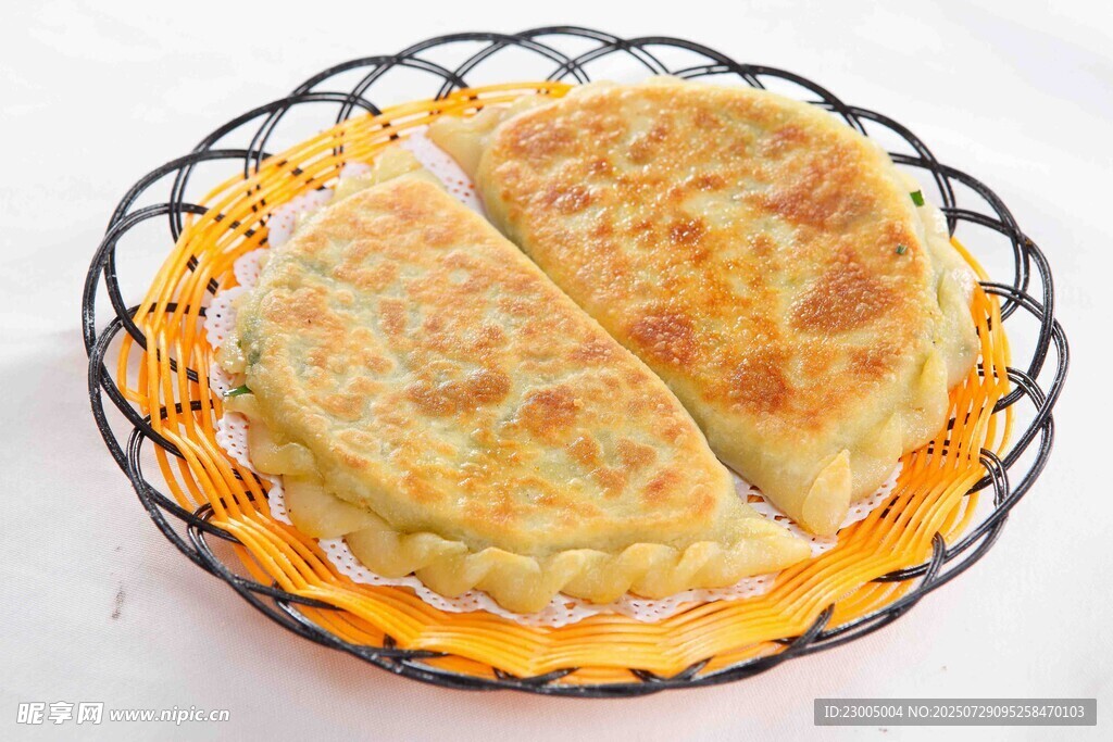 美味鸡蛋灌饼置于盘中