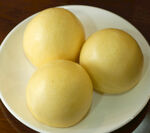 三个金黄圆润的白面馒头