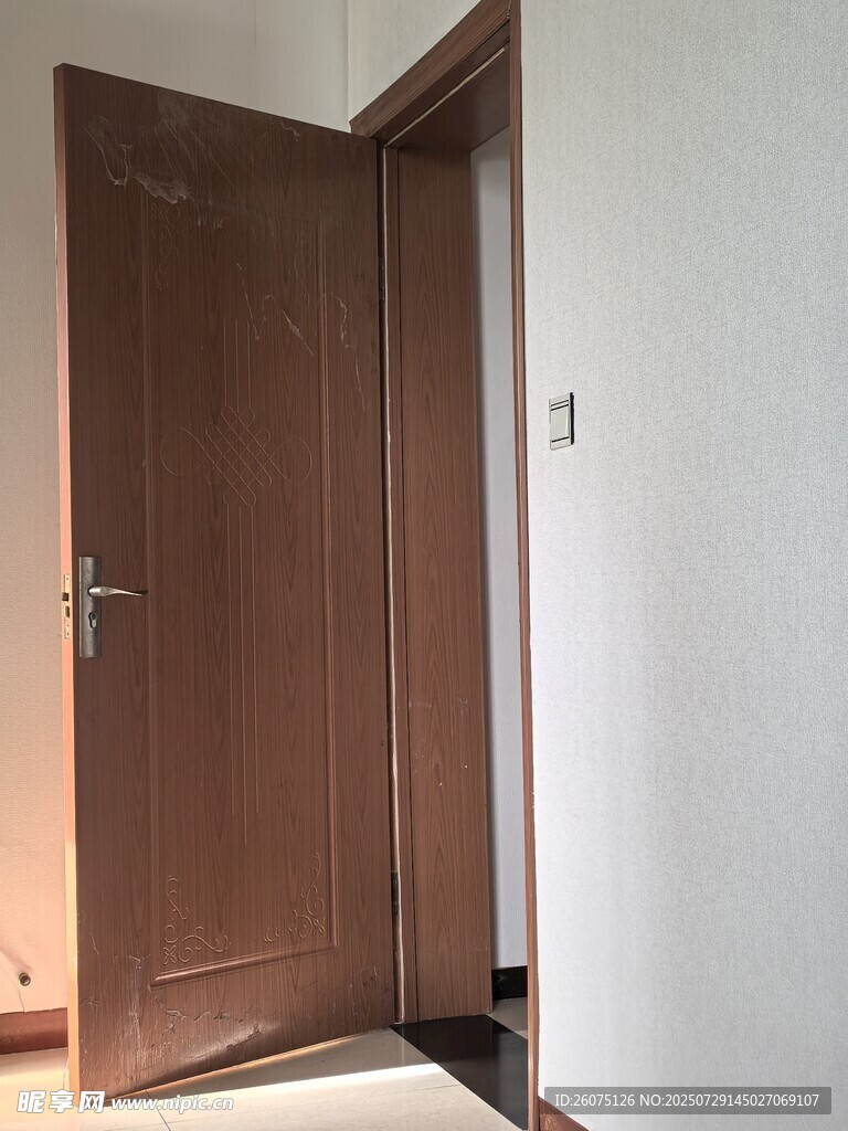敞开的棕色木门