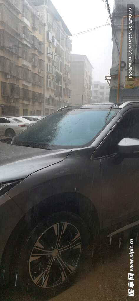 暴雨中城市街道停放的黑色汽车