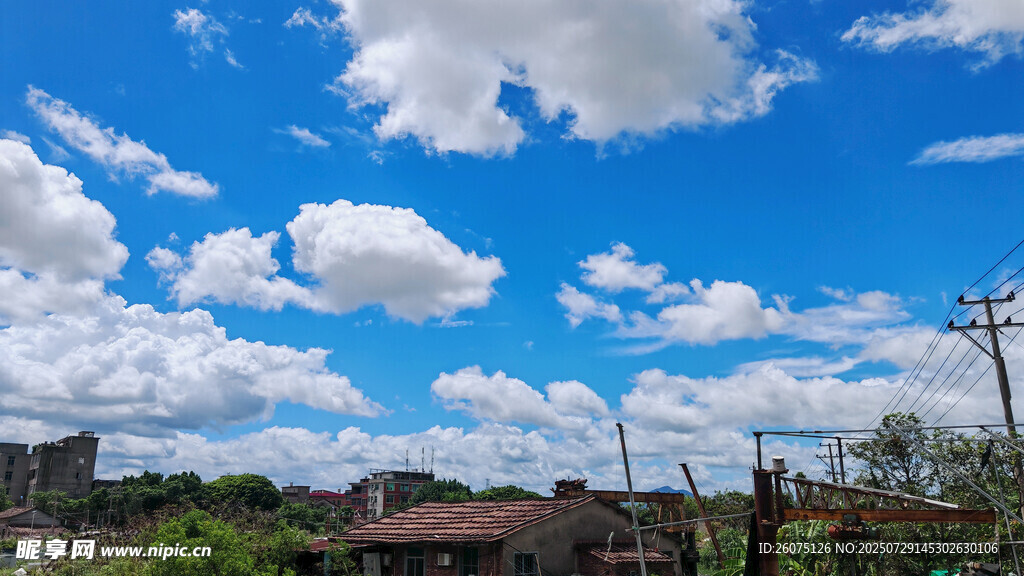 蓝天白云下的乡村景致
