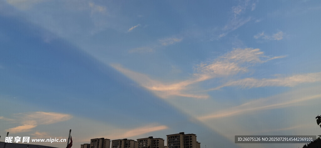 城市上空的绚丽晚霞