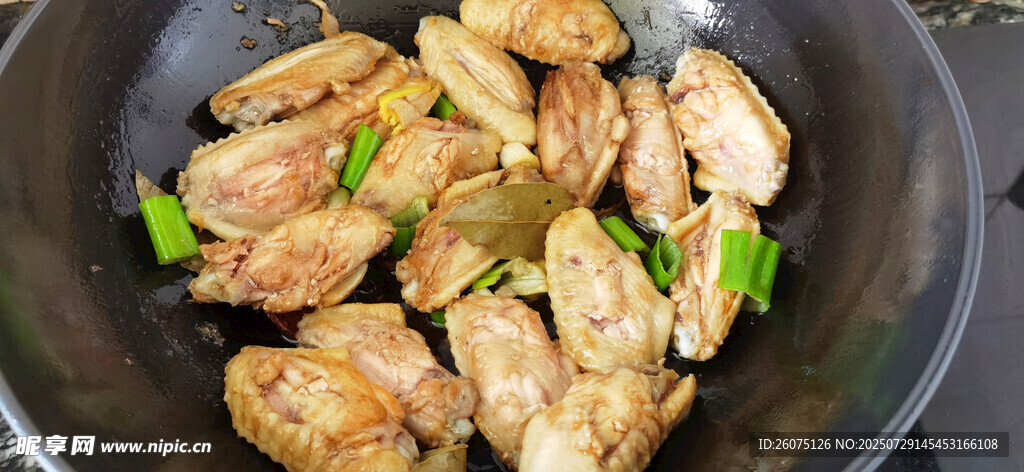 锅中煎制的美味鸡翅