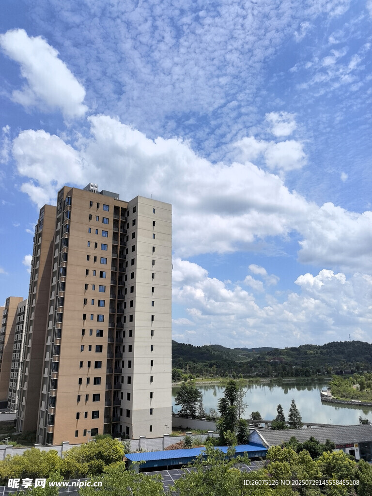 高层住宅旁的美丽湖景