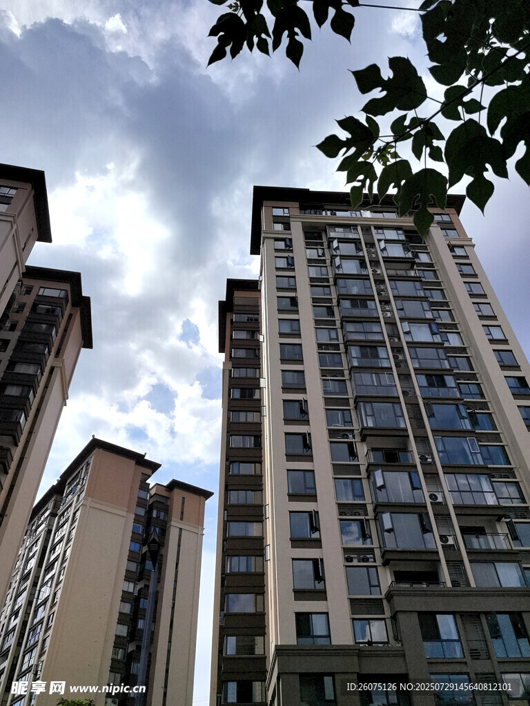 仰拍高层住宅楼景观