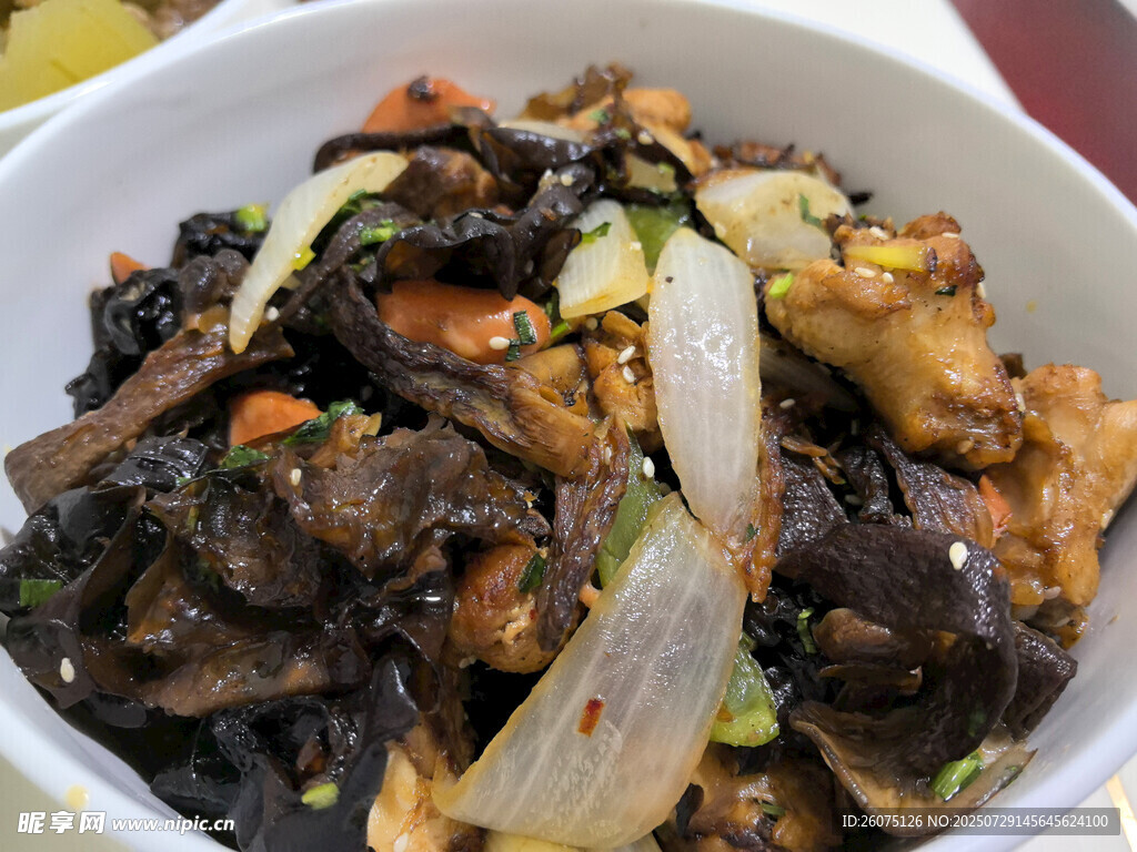 木耳干锅鸡美味菜肴