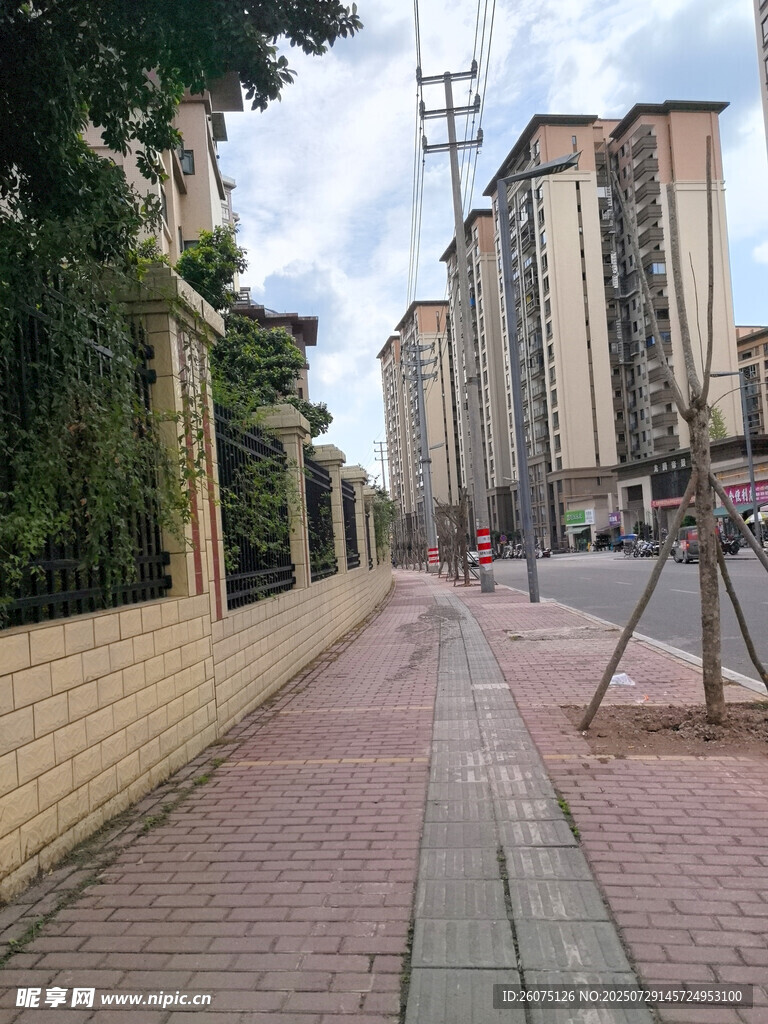 城市中安静的砖砌人行道