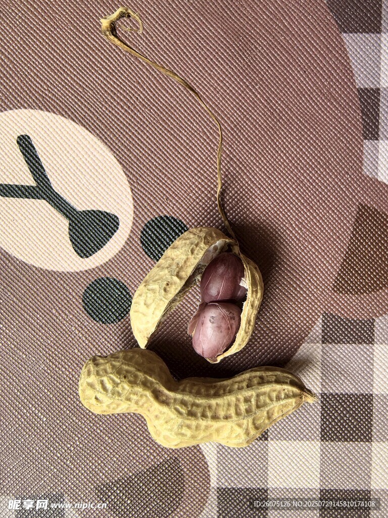 剥开的花生展示内部果仁