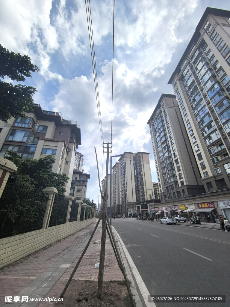 城市街道与两旁高楼景观