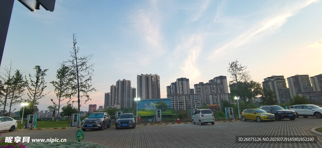 城市公园停车场黄昏美景