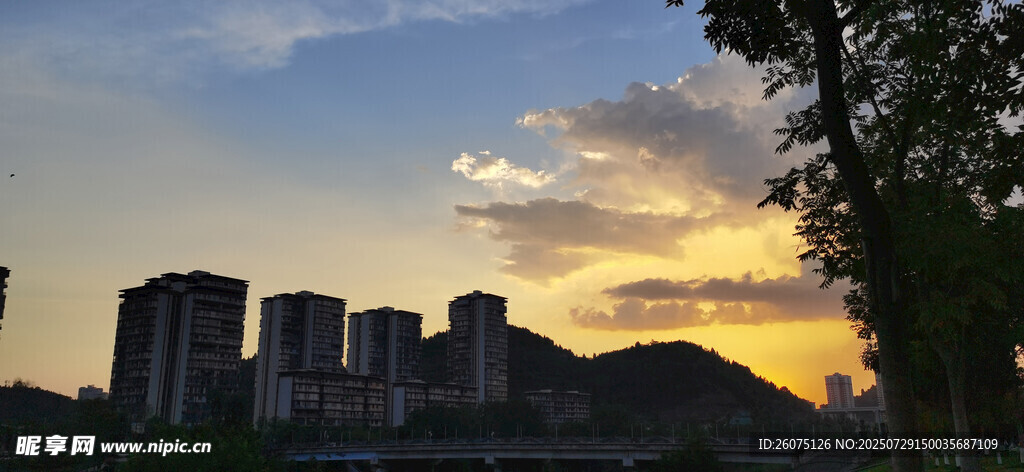 城市黄昏金色云彩壮丽美景