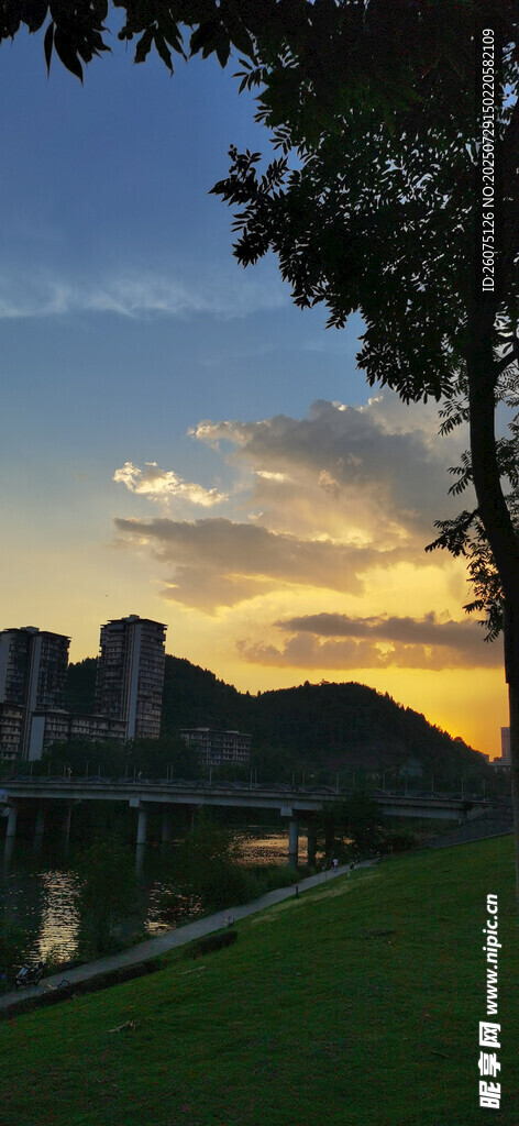 湖畔黄昏美景