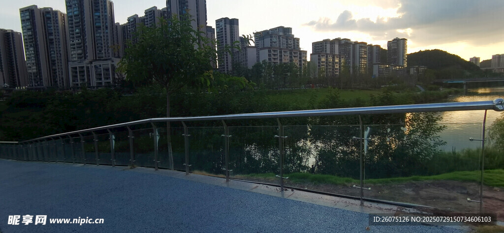 湖畔城市黄昏美景