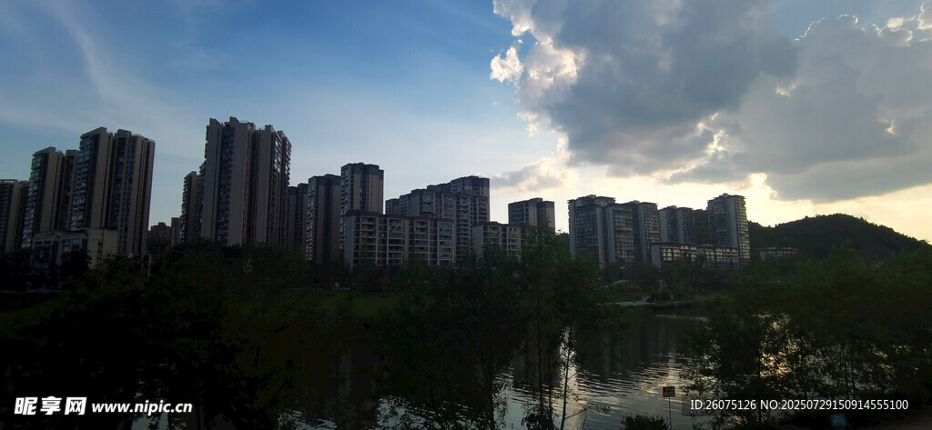 城市河畔黄昏风景