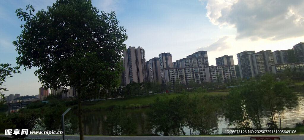 黄昏城市河畔风景