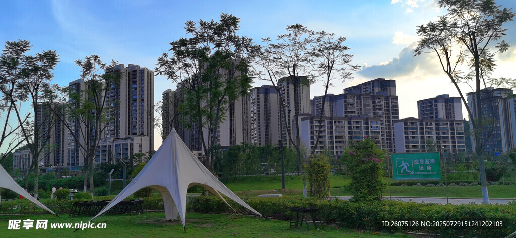 现代建筑旁的户外帐篷景观
