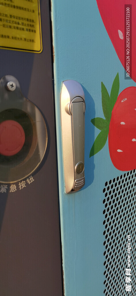 草莓装饰的自动售货机