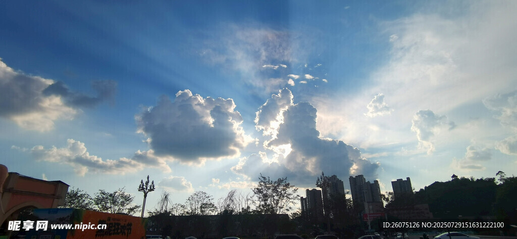 阳光穿透云层壮丽景观