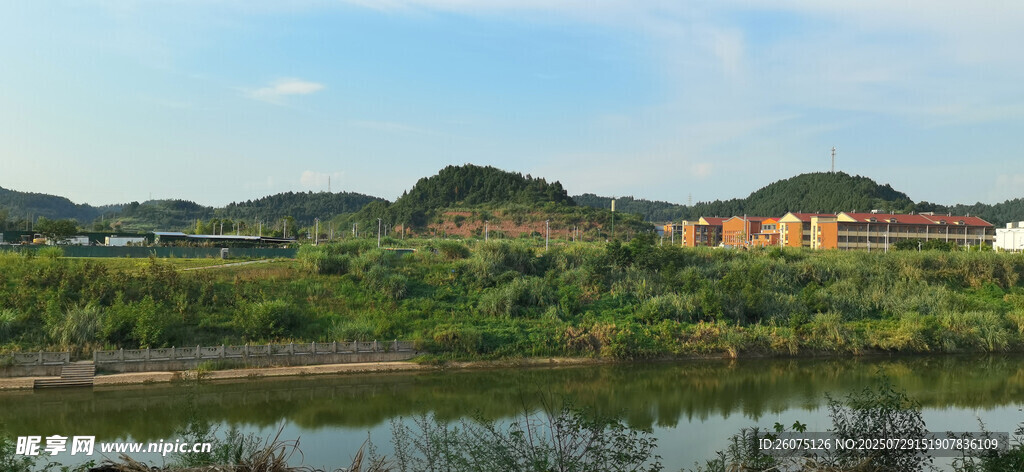 乡村湖畔美景