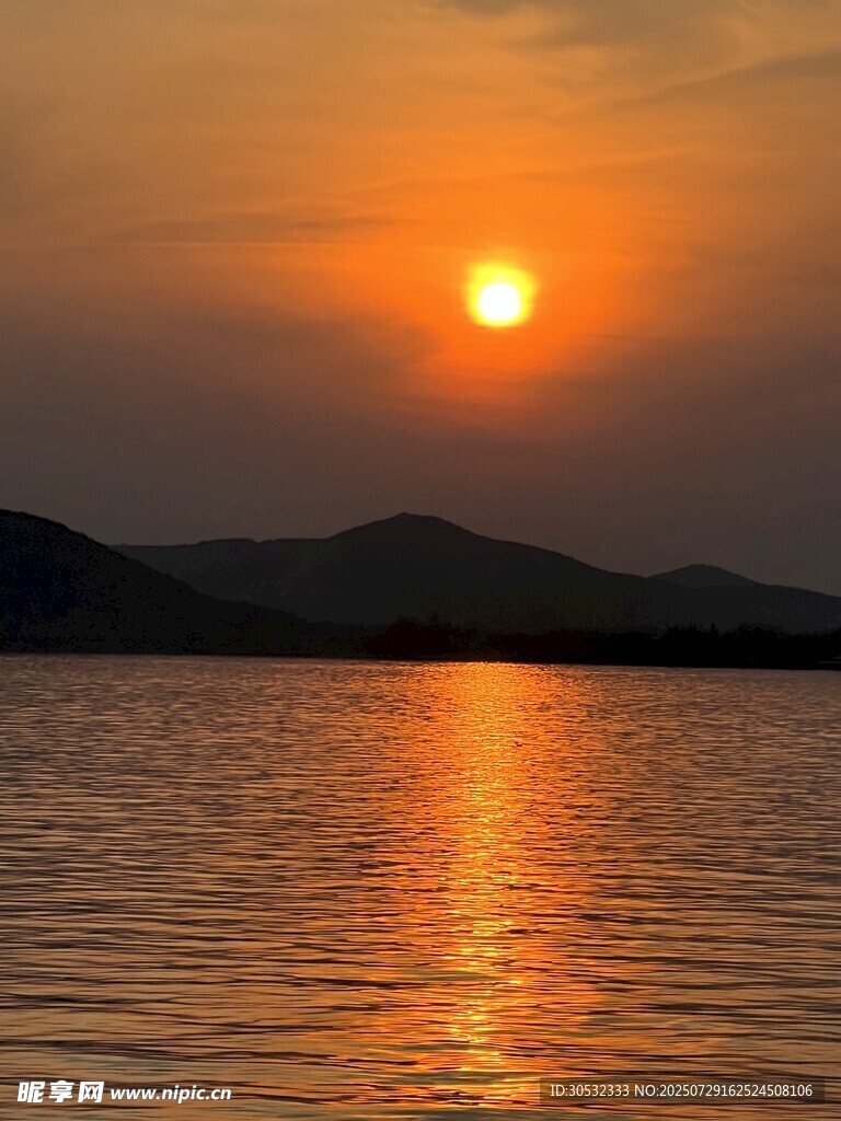 湖畔落日美景