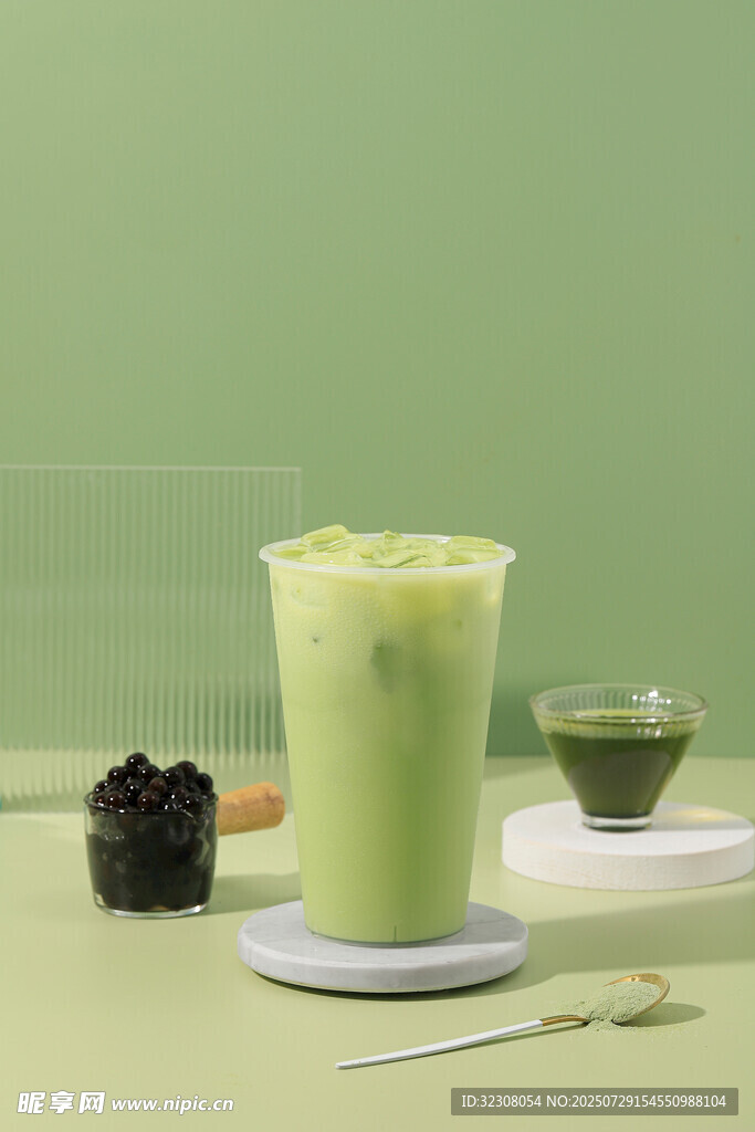 清新抹茶饮品与小食组合