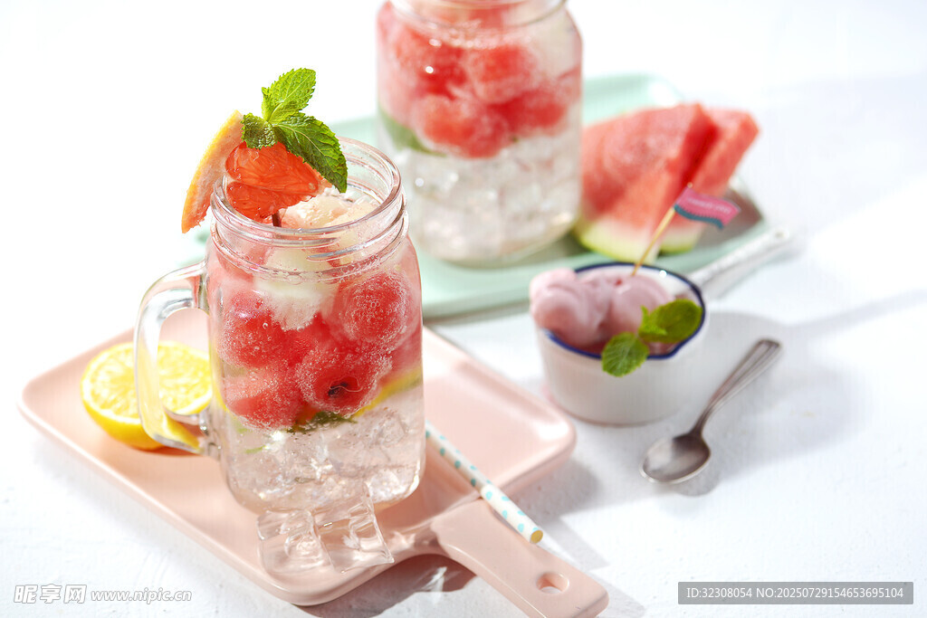 夏日清爽西瓜气泡水饮品