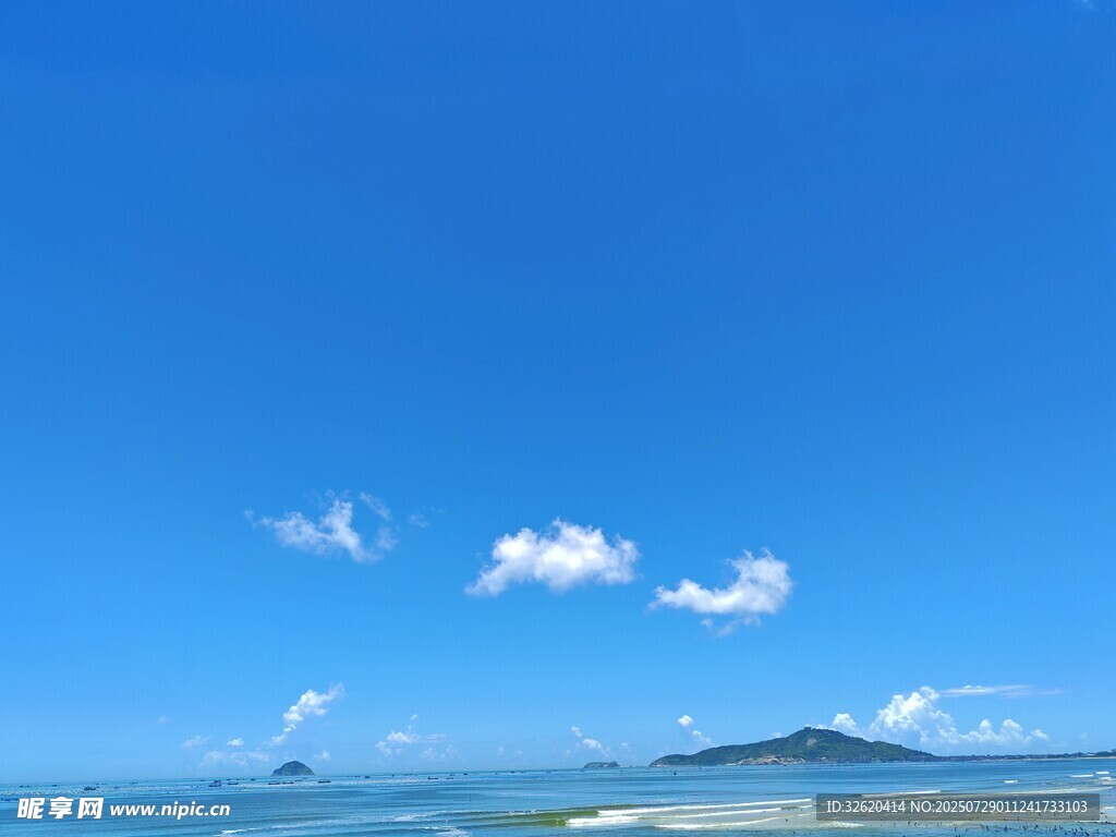 碧海蓝天中的海岛美景