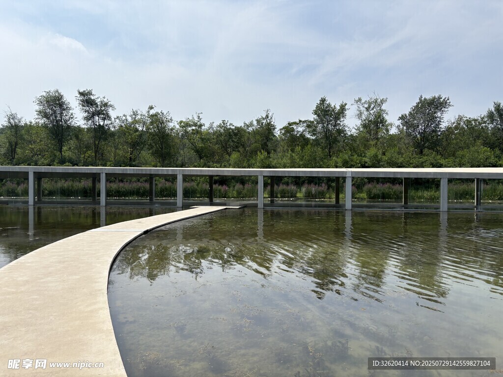 水边弧形步道与现代建筑