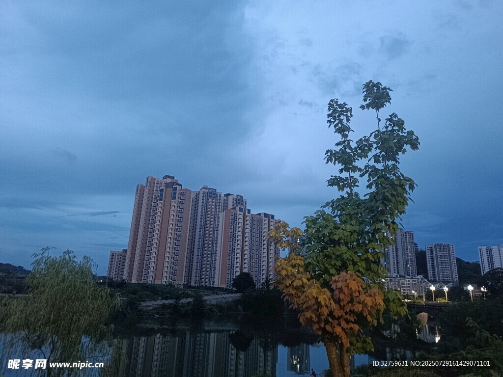 湖畔高楼与树木的黄昏景致