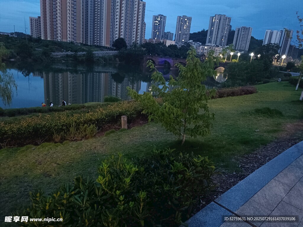 城市湖畔黄昏美景