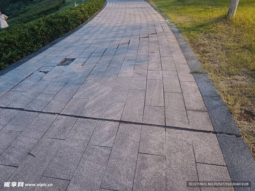 户外石板铺就的幽静小路