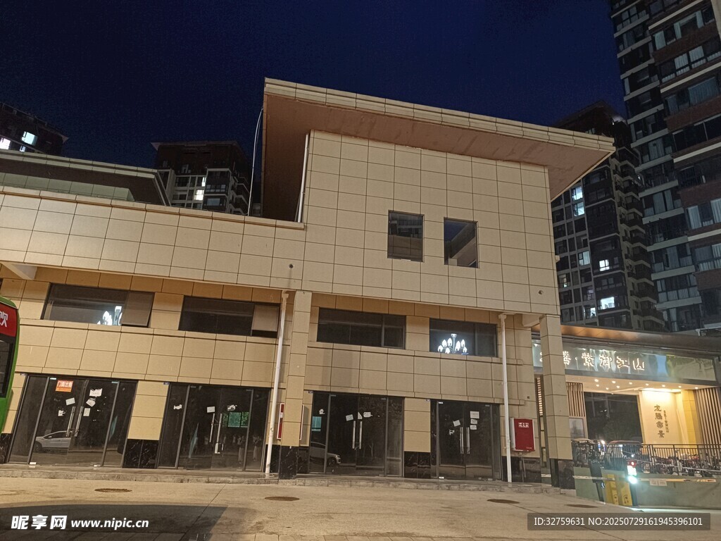 夜晚中的现代建筑外观