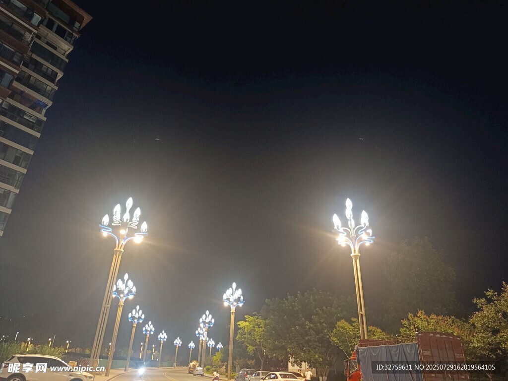 夜晚城市路灯璀璨景象