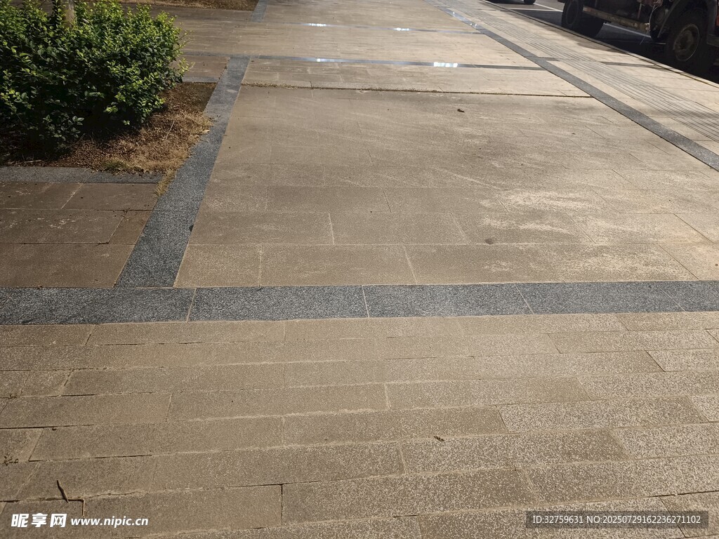户外整洁的水泥步道