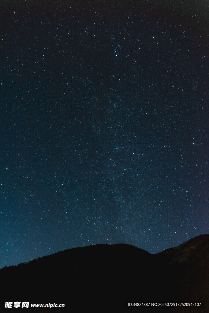 夜空下的山峦与闪烁繁星