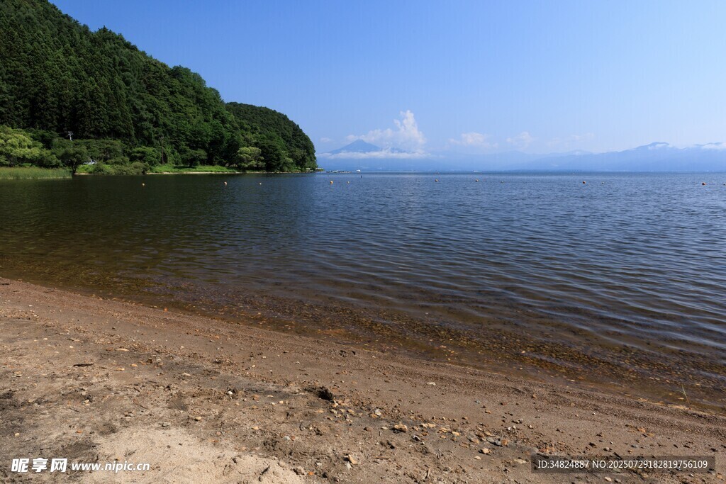 宁静湖畔风光